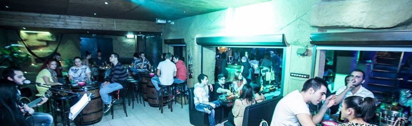 Jungle Gardens Cocktail Music Bar, бар Jungle Gardens в Ларнаке