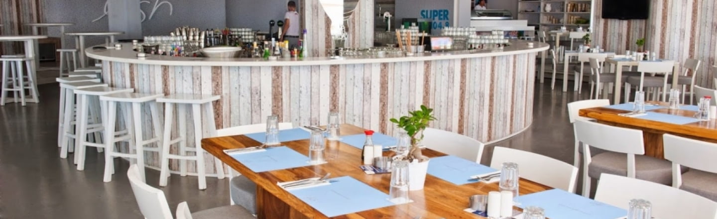 Lush Beach Bar Resto, ресторан и бар «Лаш» в Ларнаке