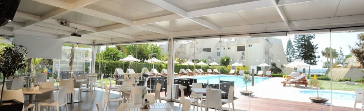 Ресторан в отеле Frixos Suites Hotel в Ларнаке