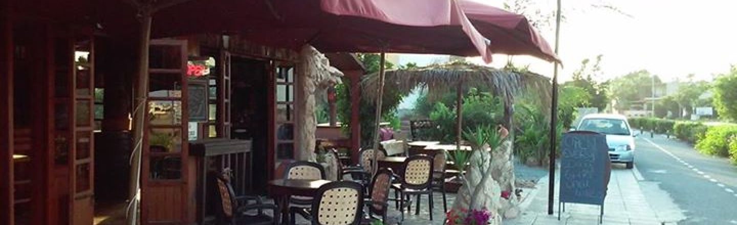Surf And Sports Snack Bar, бар «Серф энд Спортс» в Ларнаке